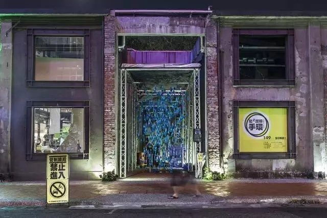 這些人把3000個套套從天上扔下來，不僅沒引來城管，還治愈了災后的臺灣……